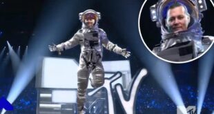 Johnny Depp makes landing at VMAs 2022 as moon person