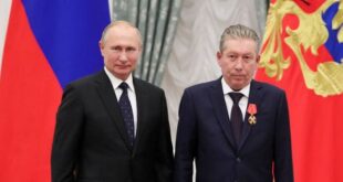 Russia's President Vladimir Putin (L) and Chairman of the Board of Directors of Oil Company Lukoil Ravil Maganov (R) pose for a photo during an awarding ceremony at the Kremlin in Moscow on November 21, 2019.