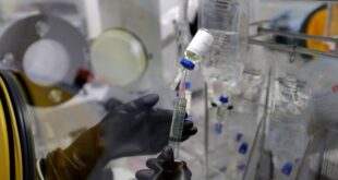 FILE: A dispensing chemist prepares drugs for a chemotherapy treatment in a sterile room at Antoine-Lacassagne Cancer Centre in Nice October 18, 2012. 