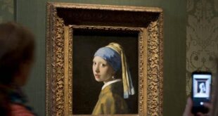 Visitors take pictures of Johannes Vermeer's Girl with a Pearl Earring (approx. 1665) during a preview for the press of the renovated Mauritshuis in The Hague, Netherlands, June 20, 2014. 