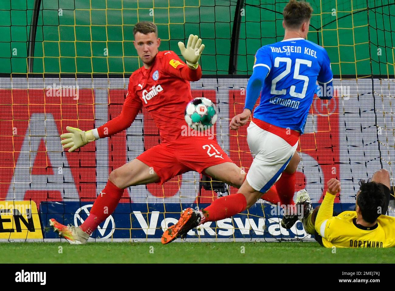 Holstein Kiel vs Borussia Dortmund